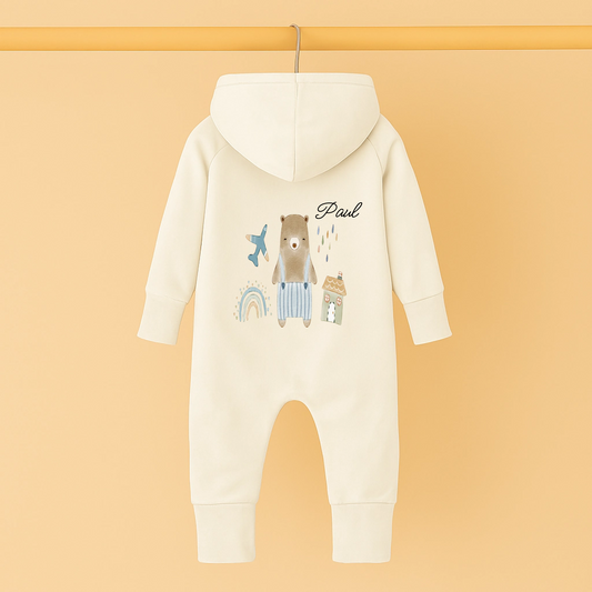 "Kleiner Abenteurer" mit Namen - Baby-Strampler mit Kapuze